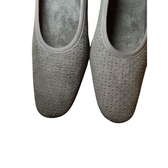 Stuart Weitzman Women 8.5 N Black Suede Perforated Textured Low Pump Heels - Picture 9 of 13